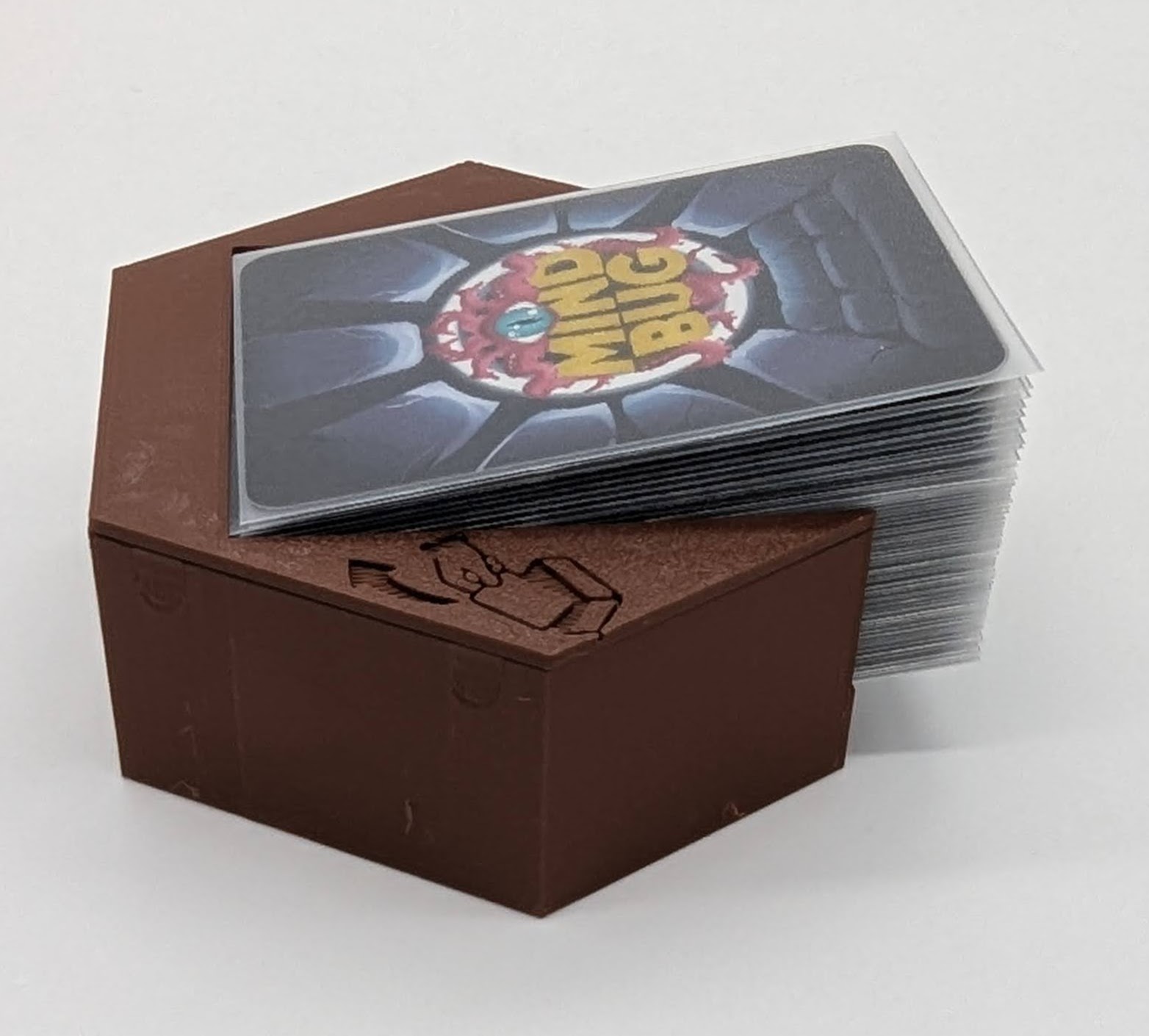 Kartenstapelhalter mit genau 60 premium gesleevten Karten